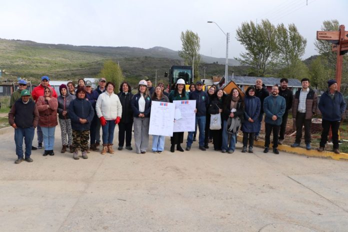 Foto comunidad y autoridades en calle que será pavimentada (2)
