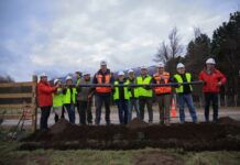 Subsecretario de Obras Públicas junto a comunidad instalan primera tubería de SSR Las Bandurrias