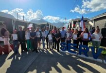 Familias de la JJ.VV. Calafate Patagón en Puerto Aysén reciben sus escrituras y consolidan la propiedad definitiva de sus viviendas